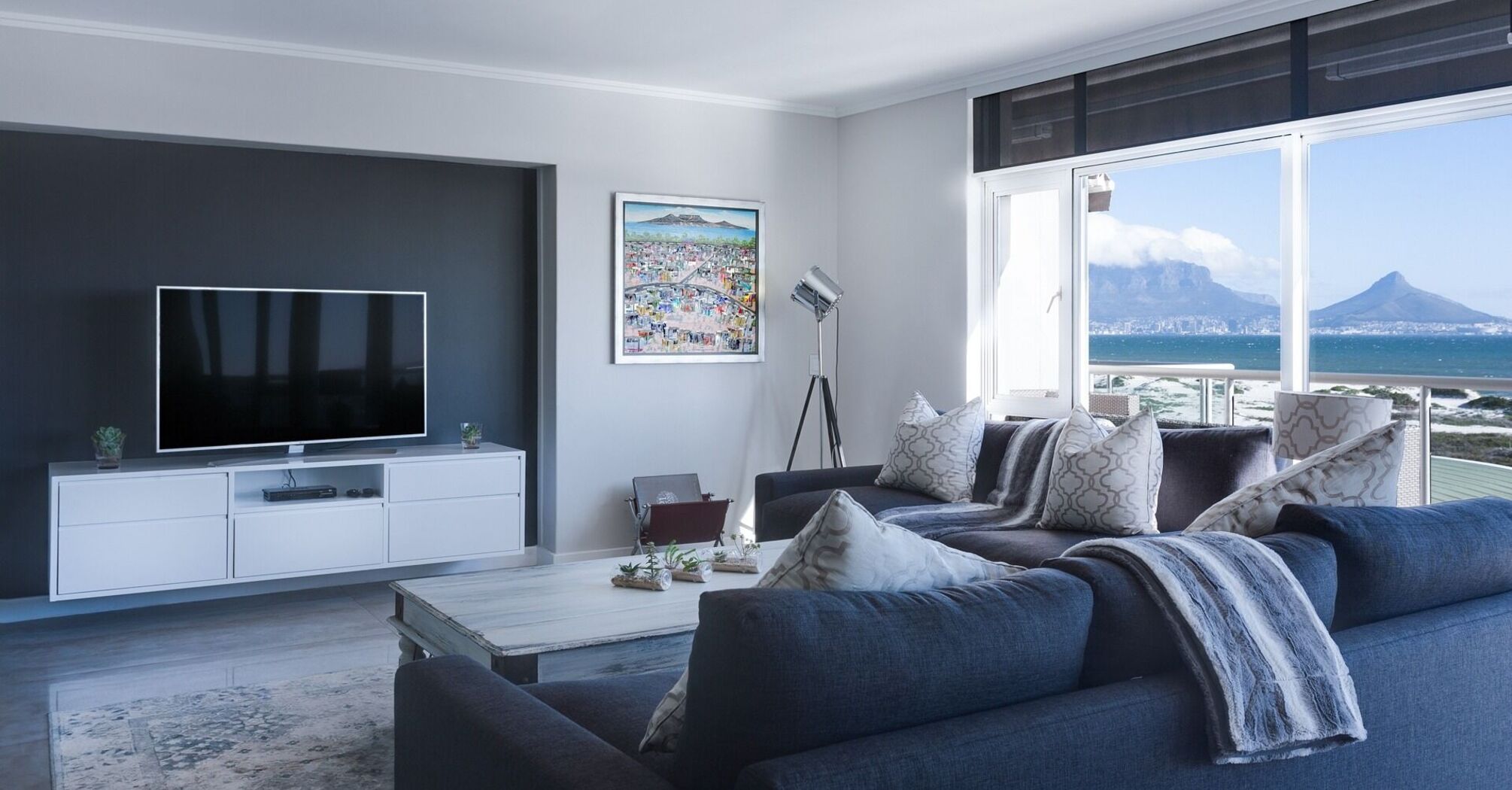 Room with a TV in gray color with a view of the mountains