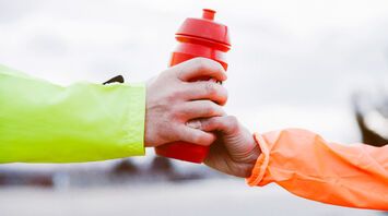 The blogger amused her followers by opening a bottle with water on the plane