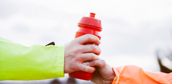 The blogger amused her followers by opening a bottle with water on the plane