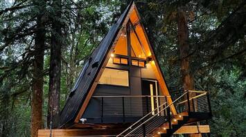 Top 15 cabins in the USA with hot tubs. Cabins for luxury vacations amidst scenic nature and comfortable amenities