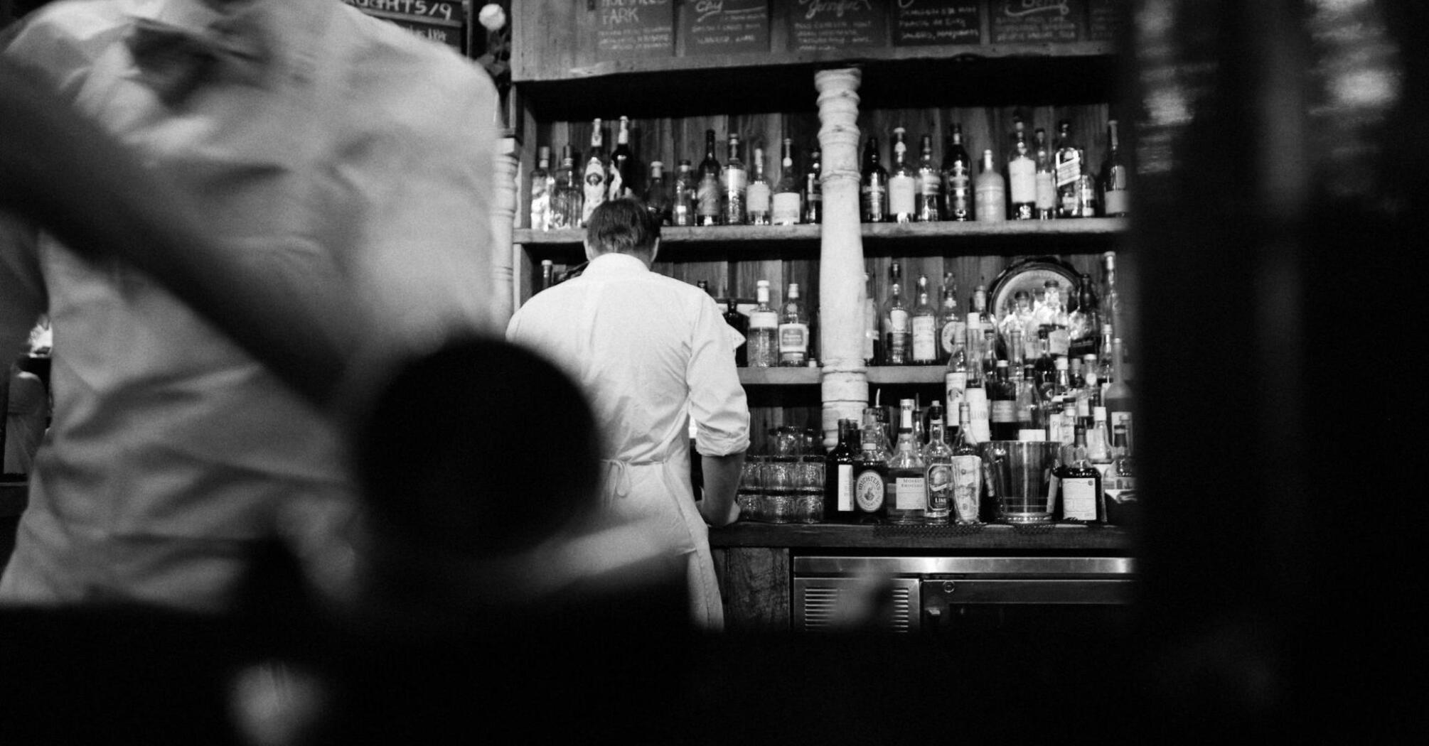 Process of preparing cocktails by a waiter