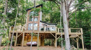 Top 10 beautiful tree houses in North Carolina: from atmospheric farmhouse nooks to luxurious tri-level hideaways and glamping getaways