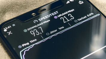 Smartphone displaying a speed test application with 4G network results