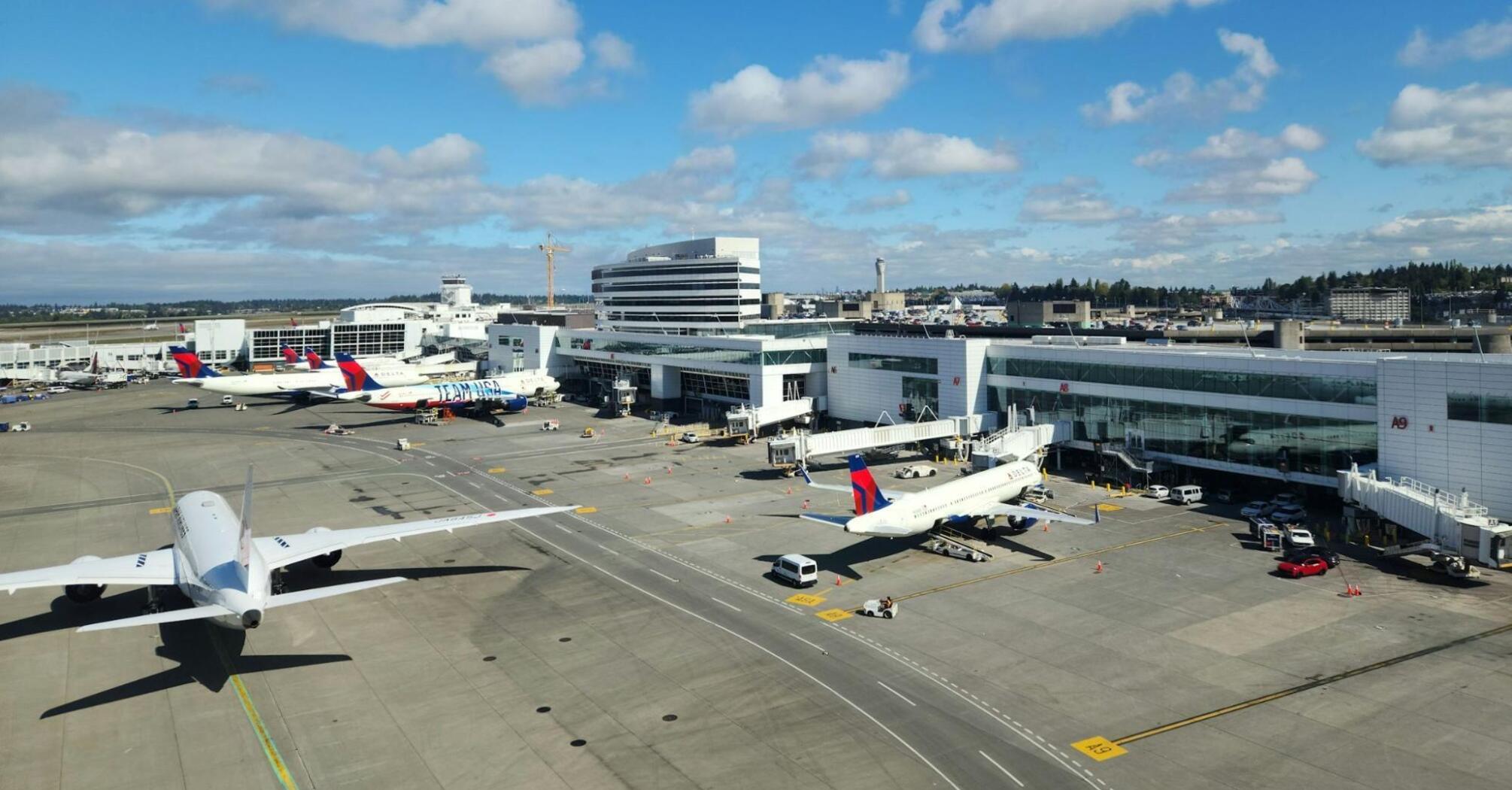 Seattle–Tacoma international airport with airplanes on the left