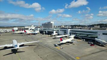 Seattle–Tacoma international airport with airplanes on the left