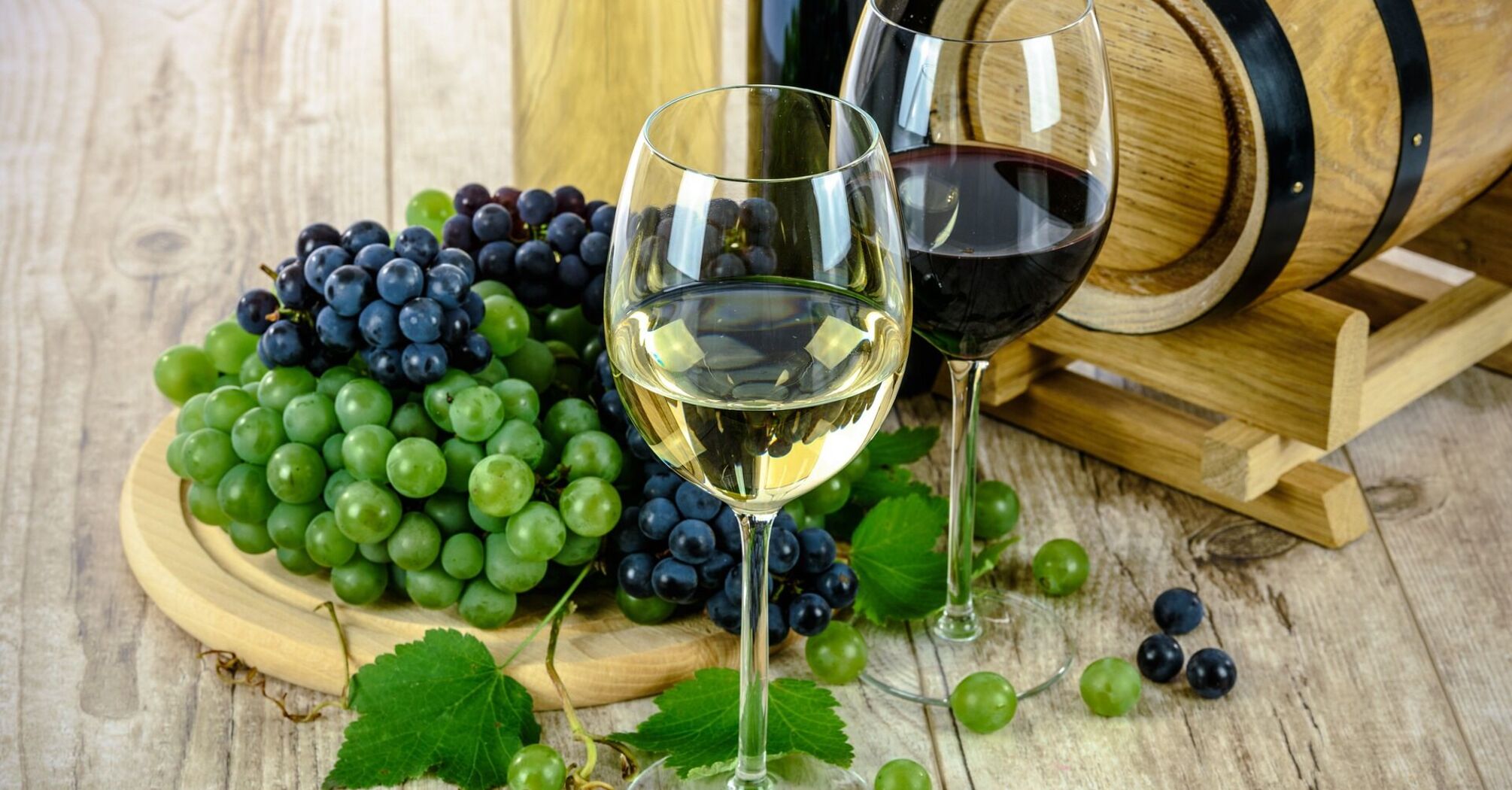 Glasses of red and white wine with grapes