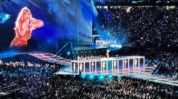 Thousands of people watching the Taylor Swift show