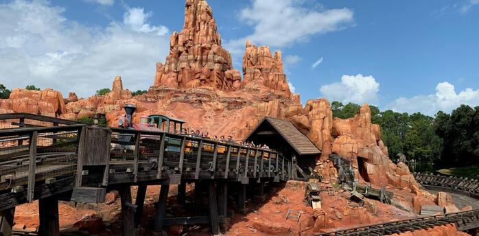 Roller coaster in the form of a steam locomotive