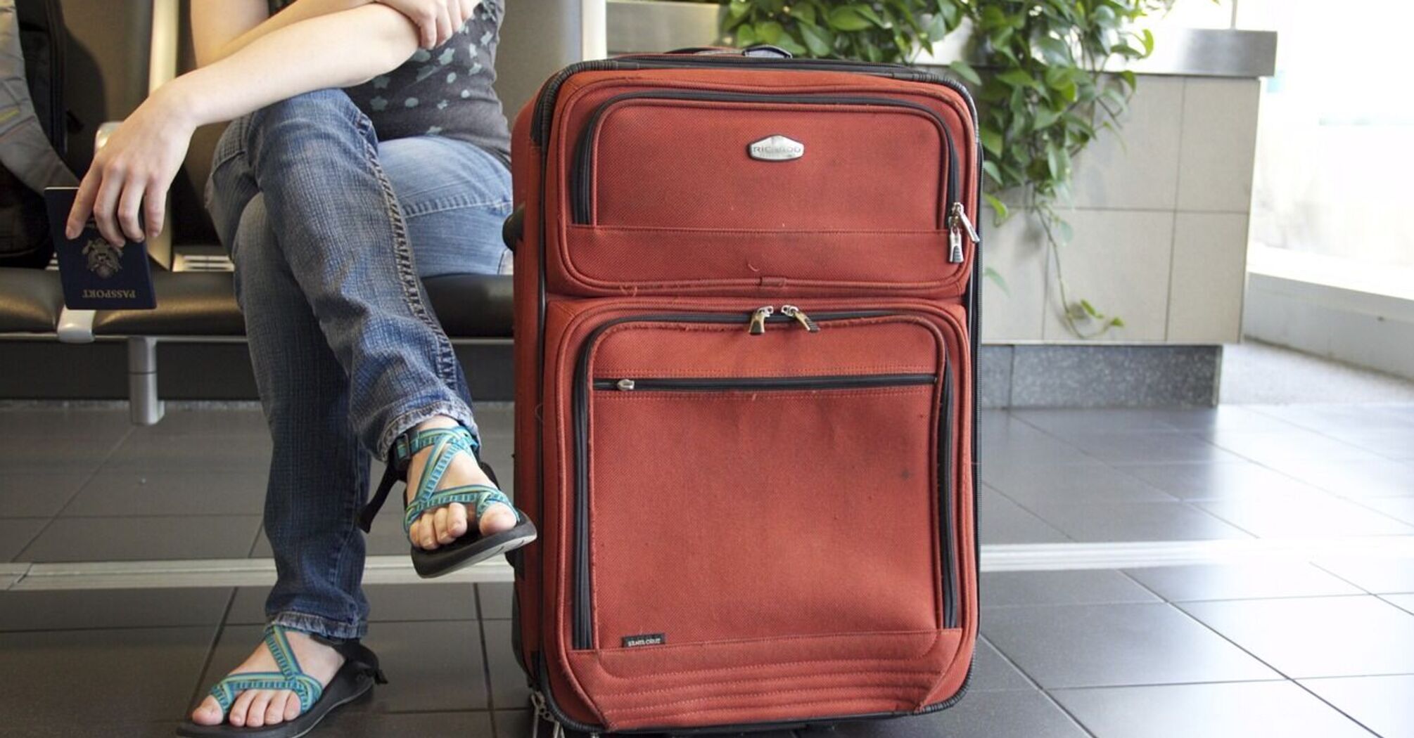 Pros and cons of hand luggage and checked baggage: differences in size, cost and comfort and what is the benefit for the passenger