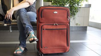 Pros and cons of hand luggage and checked baggage: differences in size, cost and comfort and what is the benefit for the passenger