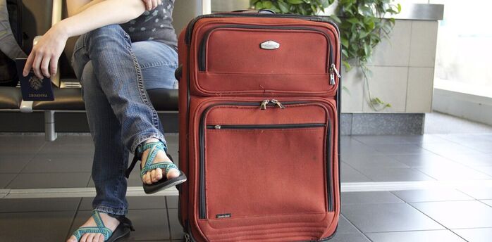 Pros and cons of hand luggage and checked baggage: differences in size, cost and comfort and what is the benefit for the passenger