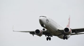 Virgin Australia 737-800 landing at Runway