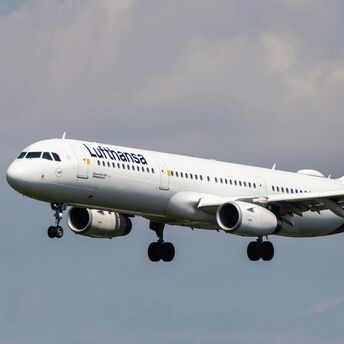 Lufthansa final approach Hamburg Airport