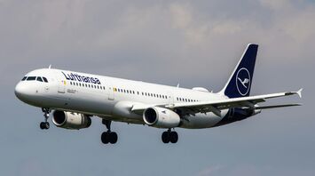Lufthansa final approach Hamburg Airport