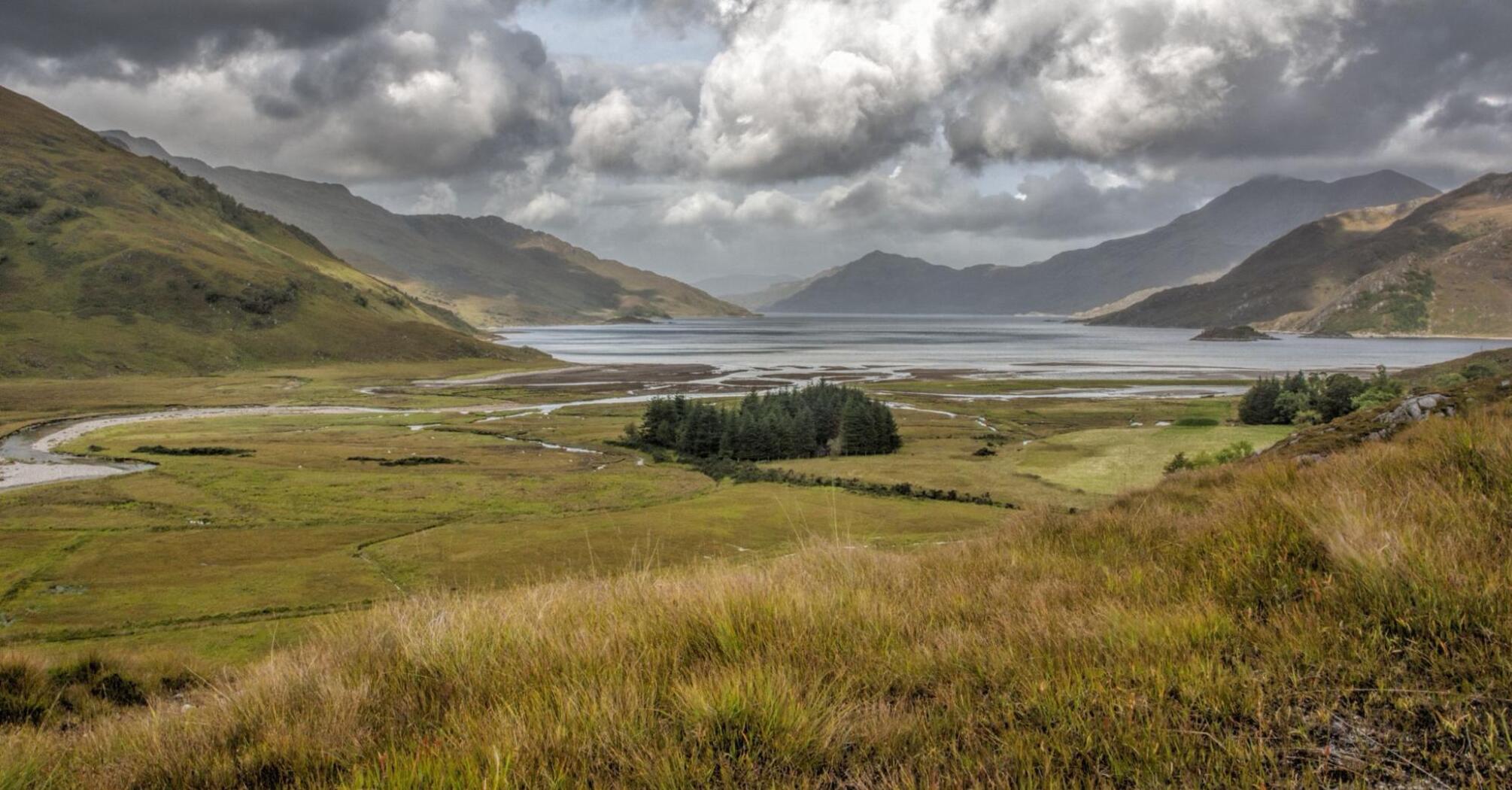 Lochs of Nevis and Hourn hike route in Scotland