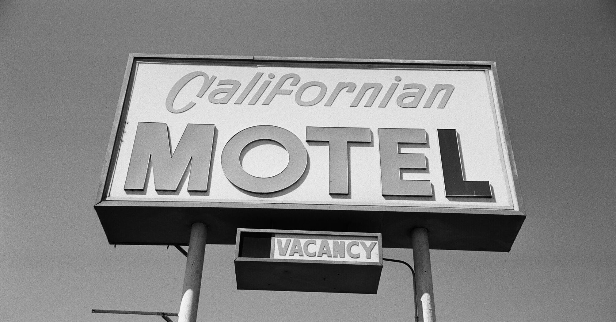 california motel vacancy signage