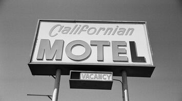 california motel vacancy signage