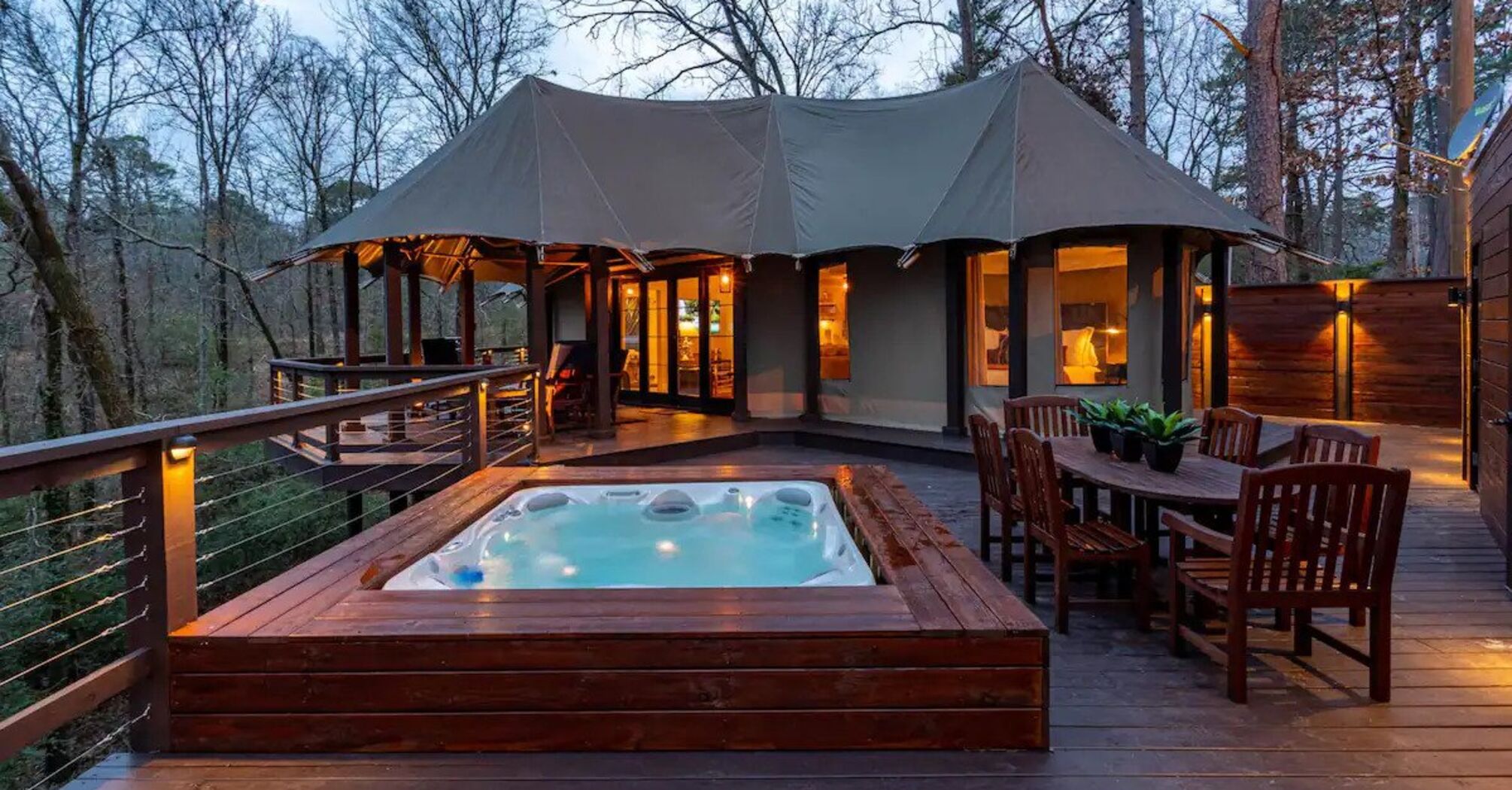 Top 10 best Airbnbs in the US for romantic vacations: from a treehouse over a pond and a luxury tent to a cozy mountain cabin and a beach retreat