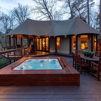 Top 10 best Airbnbs in the US for romantic vacations: from a treehouse over a pond and a luxury tent to a cozy mountain cabin and a beach retreat