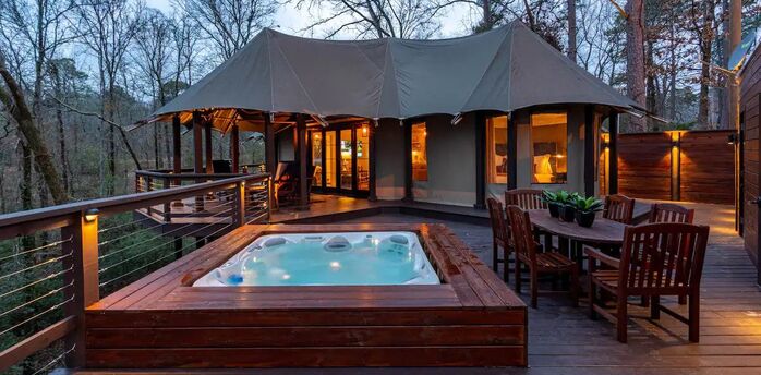 Top 10 best Airbnbs in the US for romantic vacations: from a treehouse over a pond and a luxury tent to a cozy mountain cabin and a beach retreat