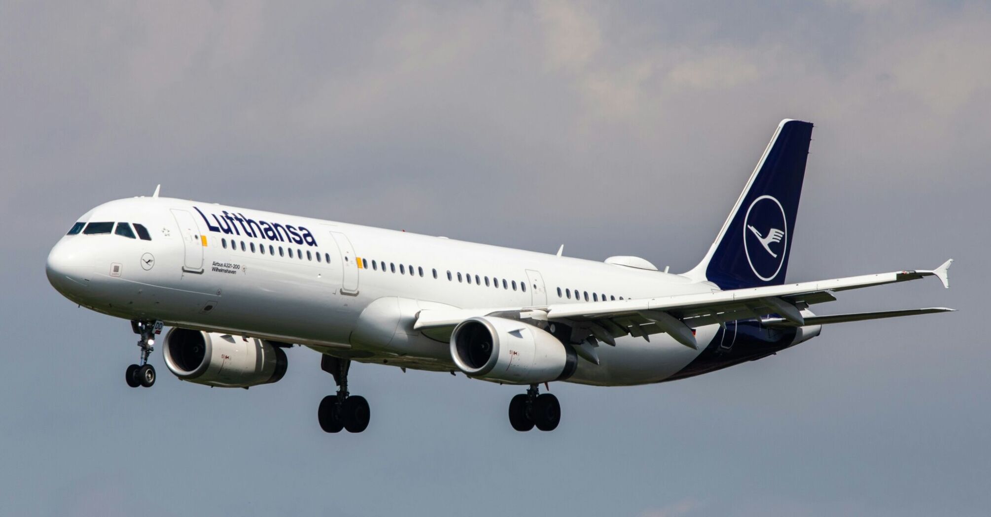 Lufthansa plane final approach Hamburg Airport 
