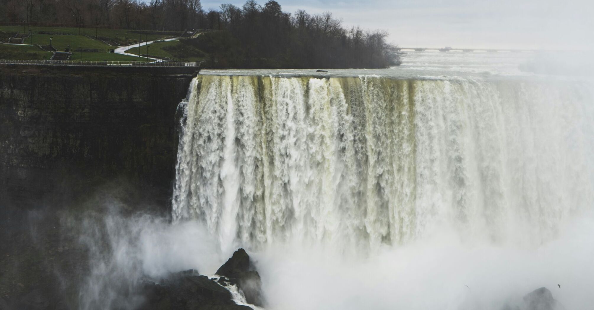 Niagara waterfall during daytime