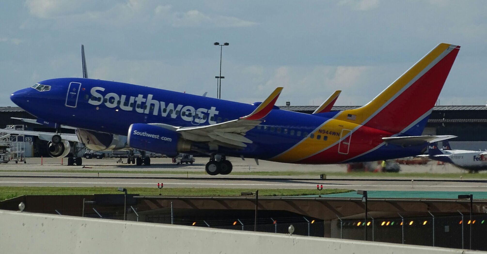 blue and red southwest airliner