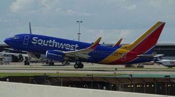 blue and red southwest airliner