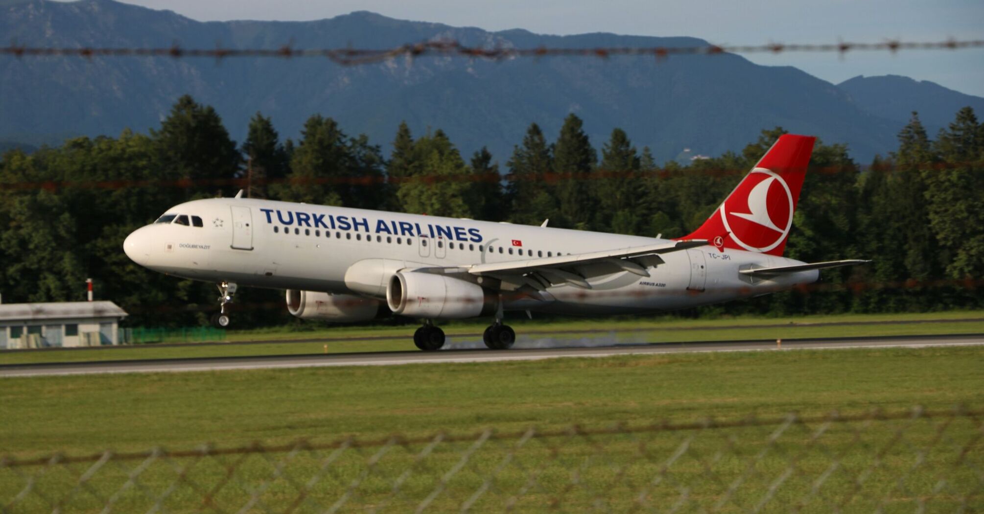 white turkish airlines plane