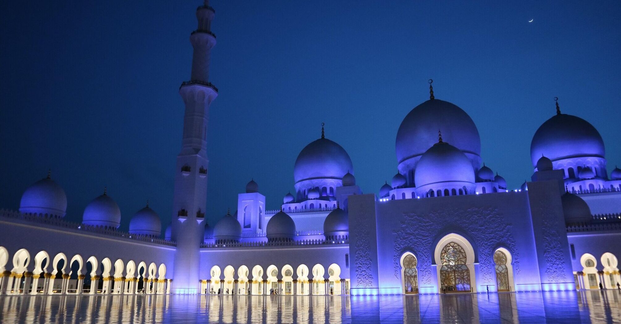 Sheikh Zayed Grand Mosque in Abu Dhabi at night