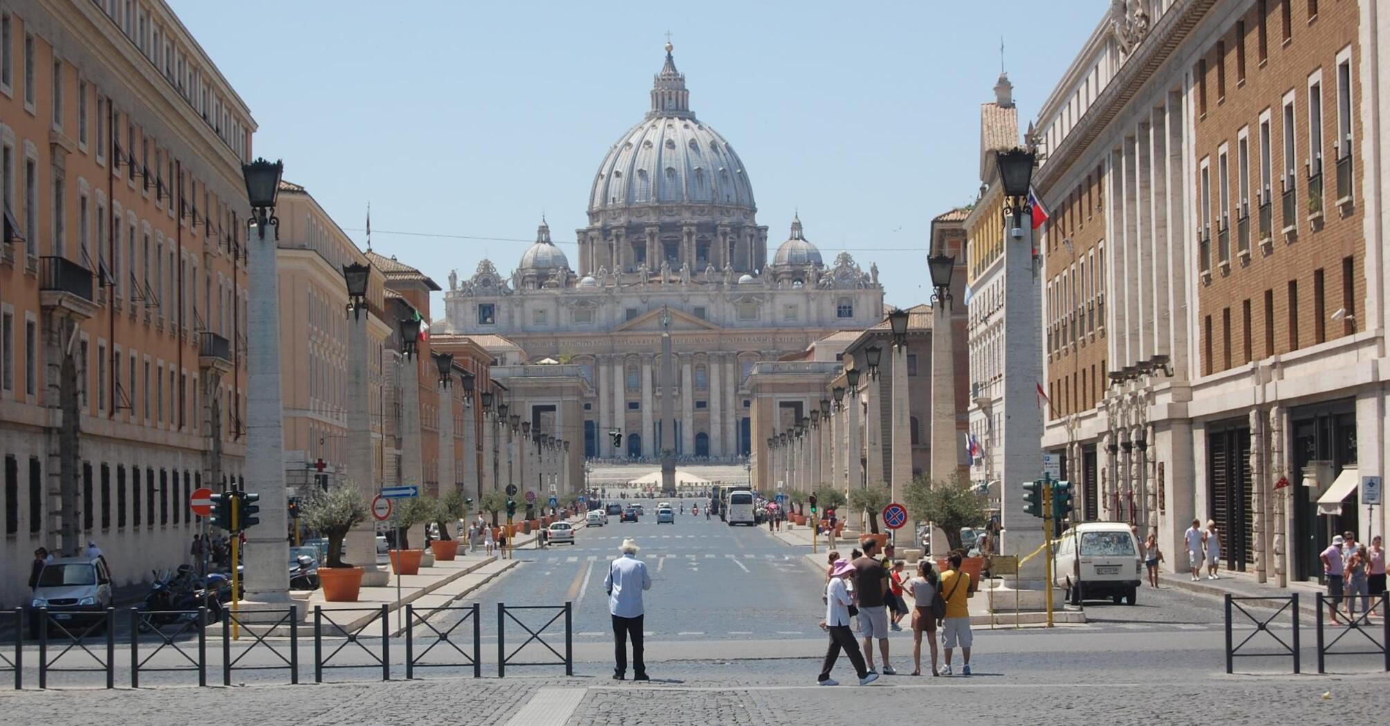 St. Peter's Basilica, Vatican, street in Rome, tourists