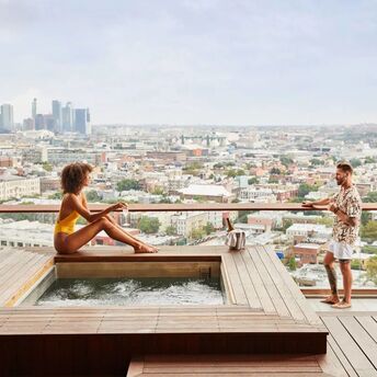 Top 8 hotels in Williamsburg: from loft-style hostels to urban retreats and luxury suites with stunning panoramas