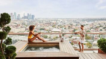 Top 8 hotels in Williamsburg: from loft-style hostels to urban retreats and luxury suites with stunning panoramas