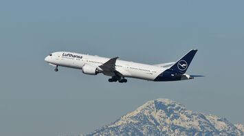 Lufthansa 787 departing Vancouver