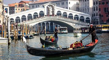 Gondolas on the canal in front of Rialto Bridge, Venice