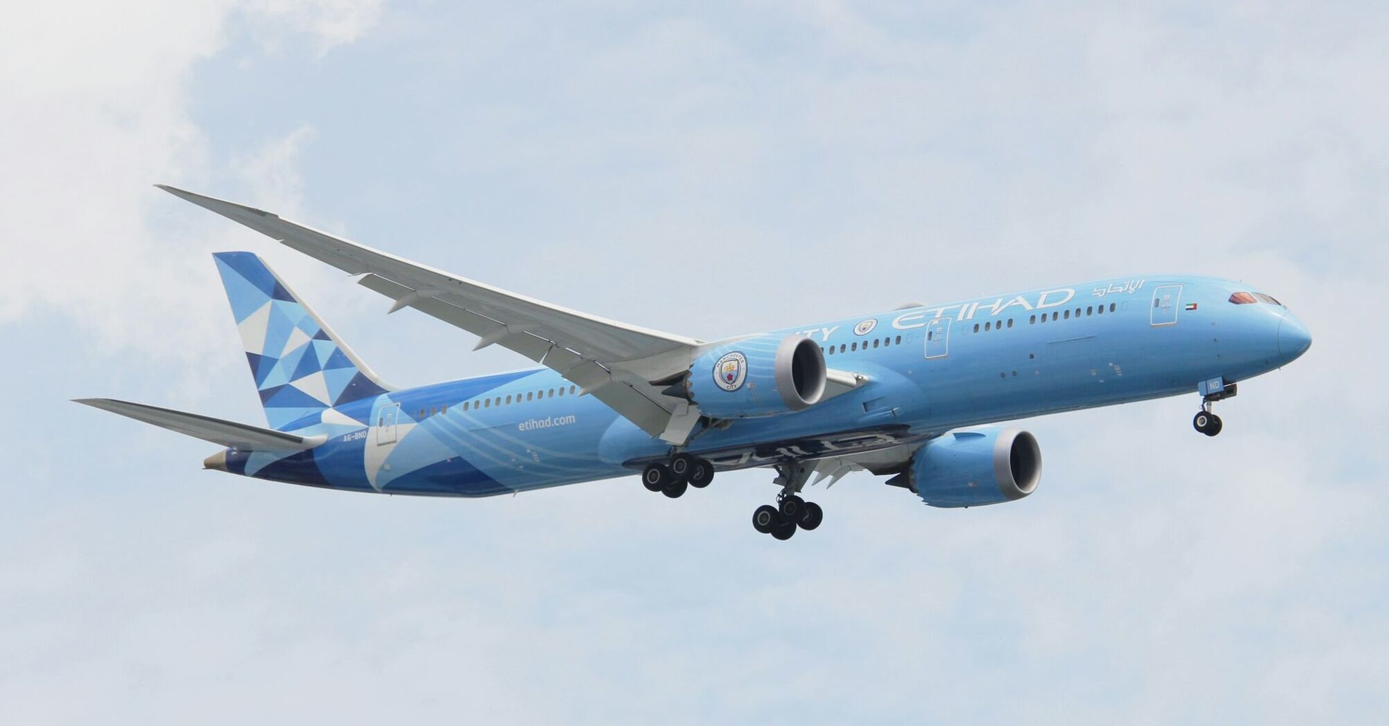 Etihad Airways Boeing 787 in blue livery flying in the sky