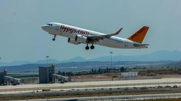 Pegasus Airlines Airbus A320 taking off from Izmir Airport on a clear day