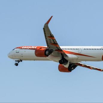EasyJet Airbus A320 approaching Ljubljana Airport under clear blue sky