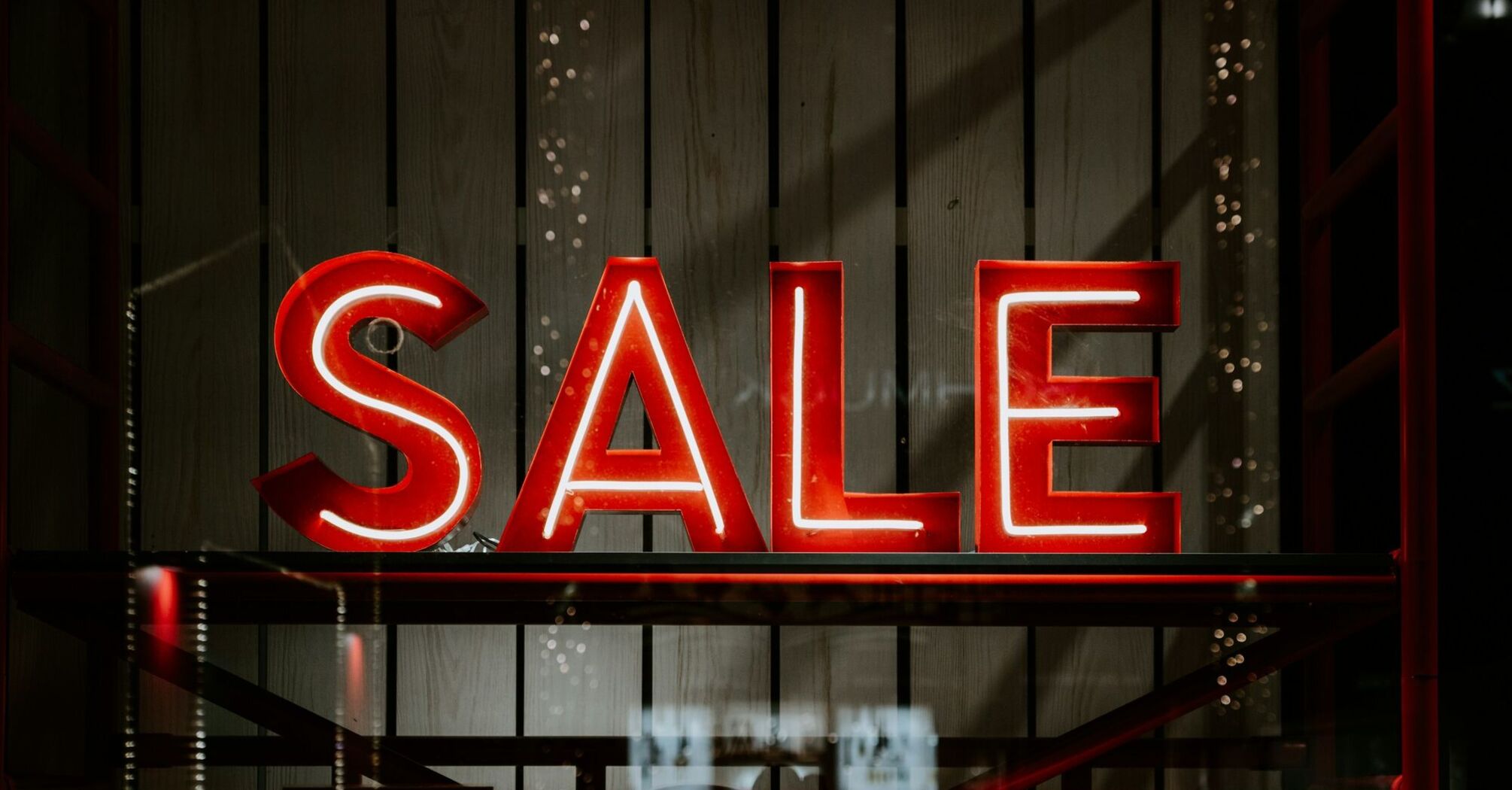 Sale sign symbolising discounted air fares