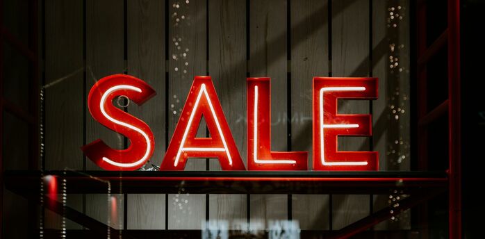 Sale sign symbolising discounted air fares