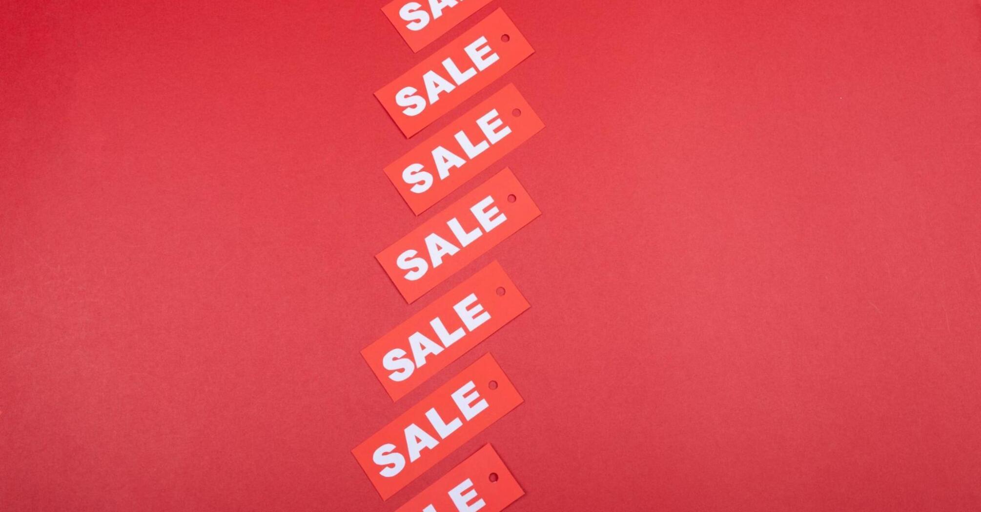 Sale tags symbolising discounted air fares and limited-time offers.
