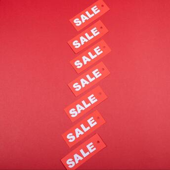 Sale tags symbolising discounted air fares and limited-time offers.