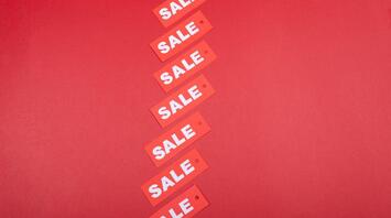 Sale tags symbolising discounted air fares and limited-time offers.