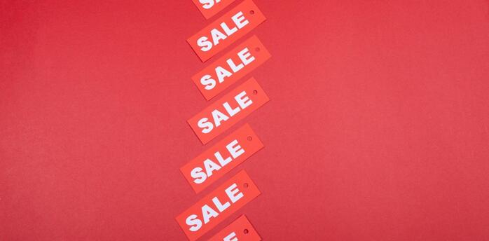 Sale tags symbolising discounted air fares and limited-time offers.