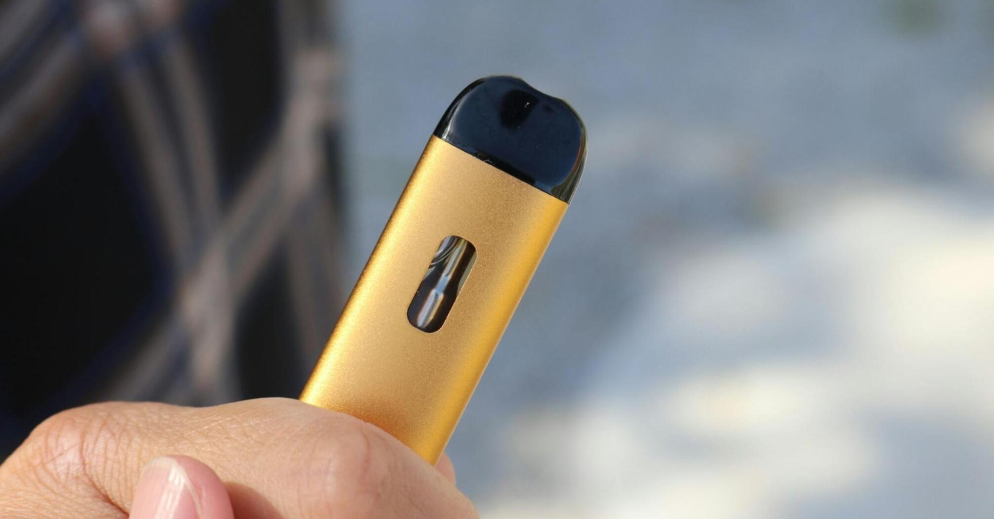 Electronic cigarette with built-in battery