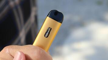 Electronic cigarette with built-in battery