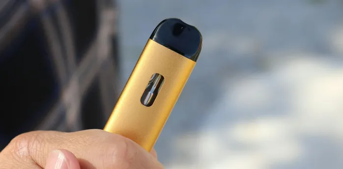 Electronic cigarette with built-in battery