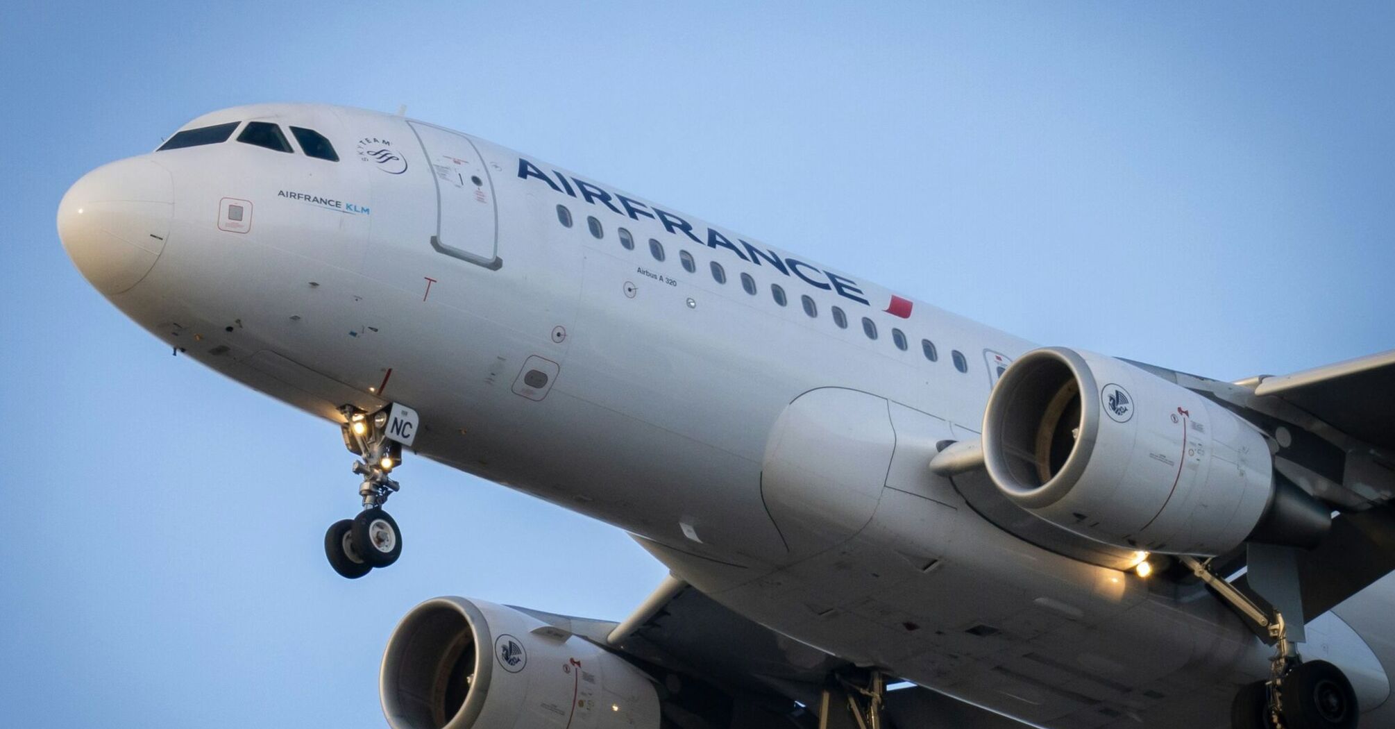 Air France aircraft descending with landing gear deployed