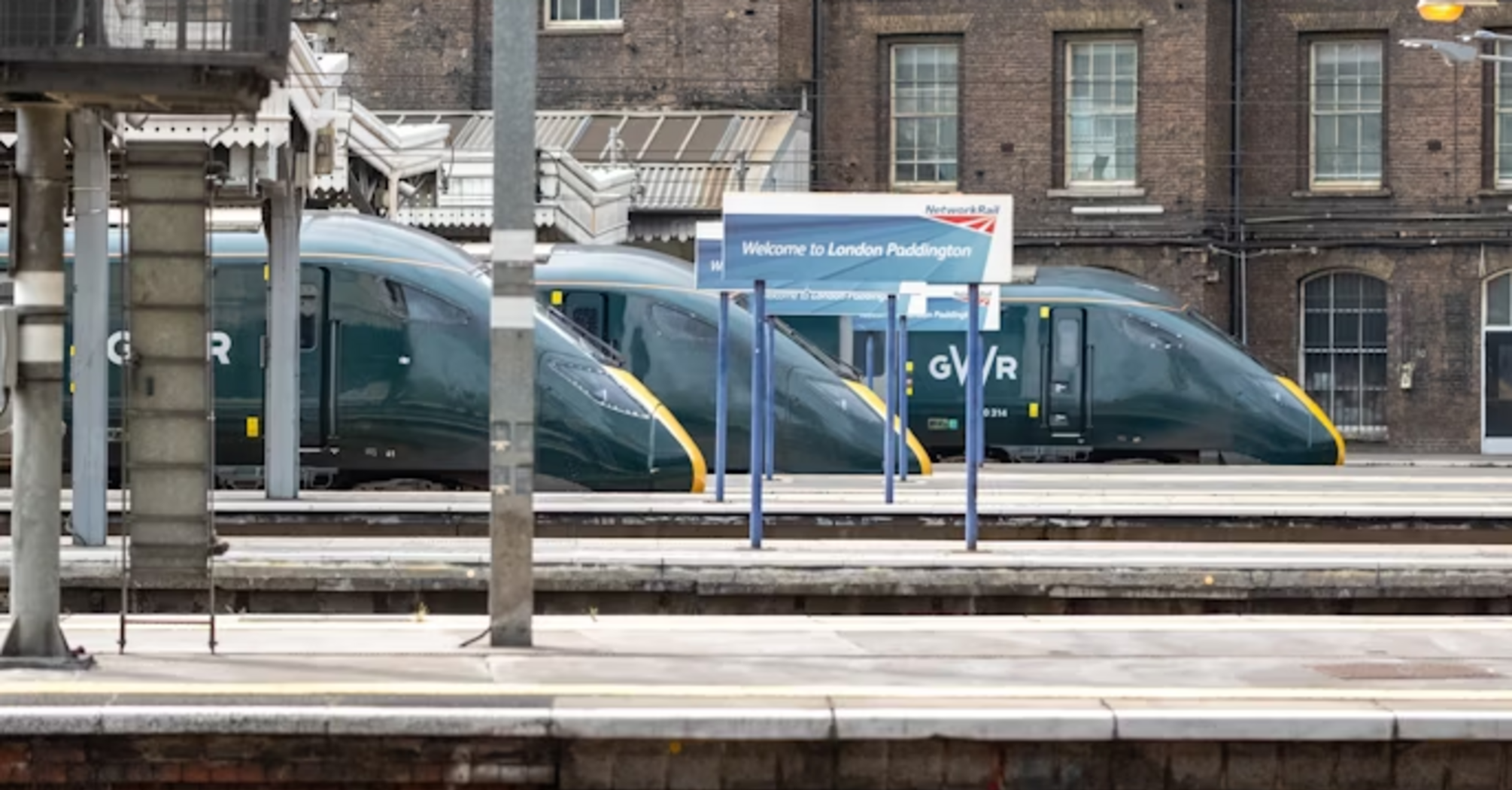 Train platforms and GWR trains at London Paddington station