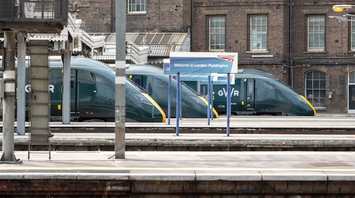 Train platforms and GWR trains at London Paddington station